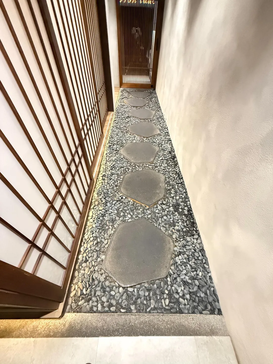 碎石與大片踏石表現日式造園。（圖／黃宏輝提供）