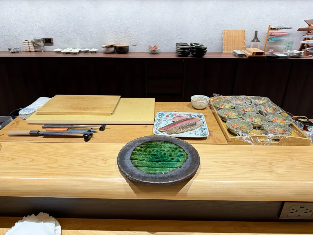 檯面上的陶盤都是日本生產的。（圖／黃宏輝提供）