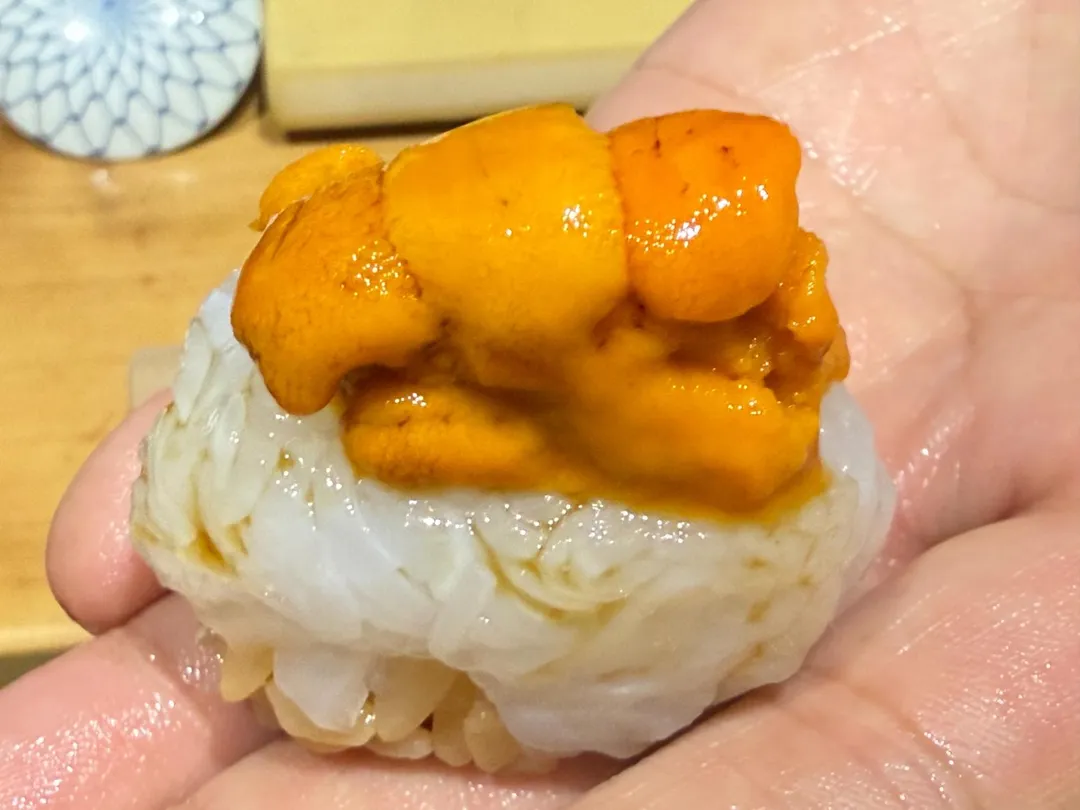 馬糞海膽軟絲握壽司。（圖／黃宏輝提供）