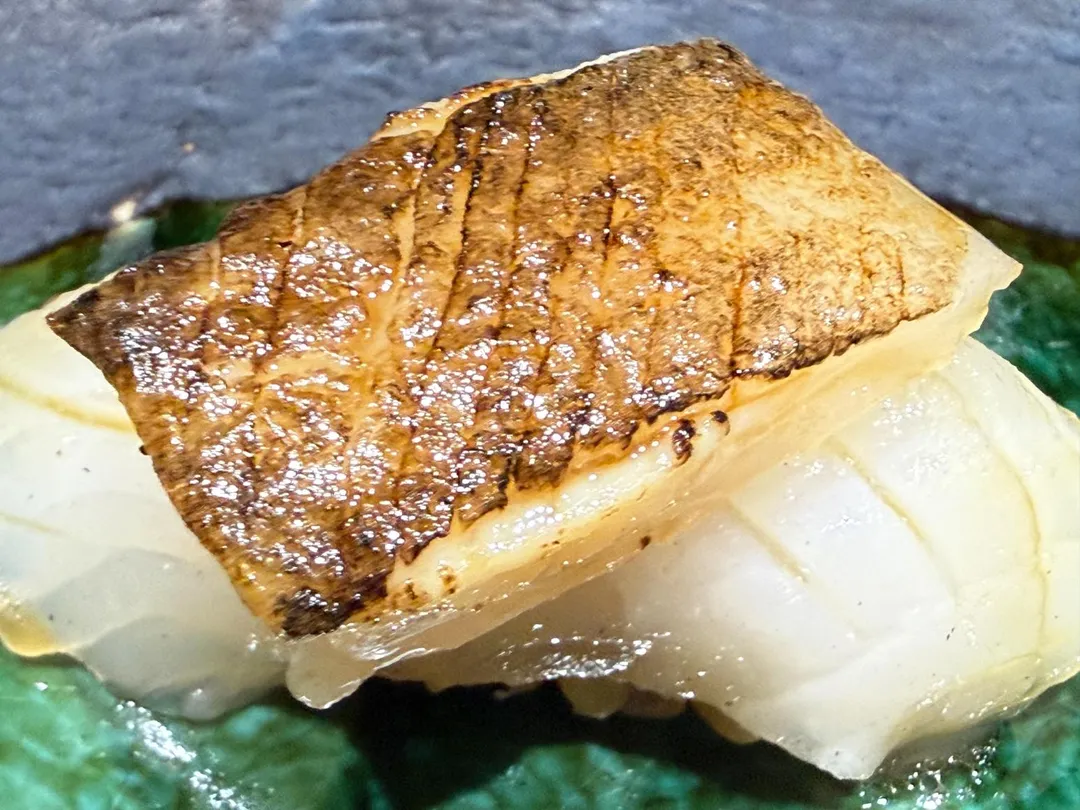 炙燒多油脂鰭邊肉。（圖／黃宏輝提供）