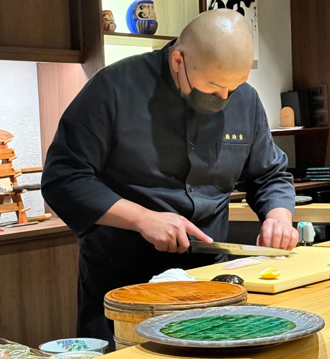 一人主作生食。（圖／黃宏輝提供）