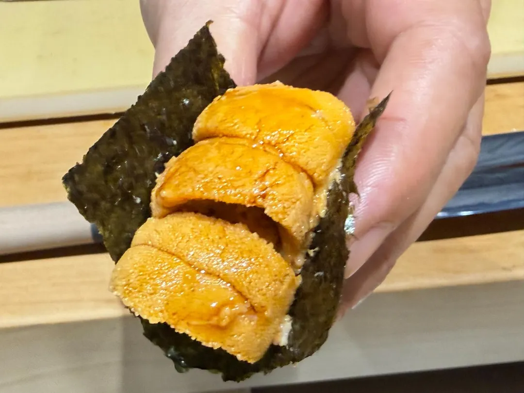 赤海膽握壽司。（圖／黃宏輝提供）