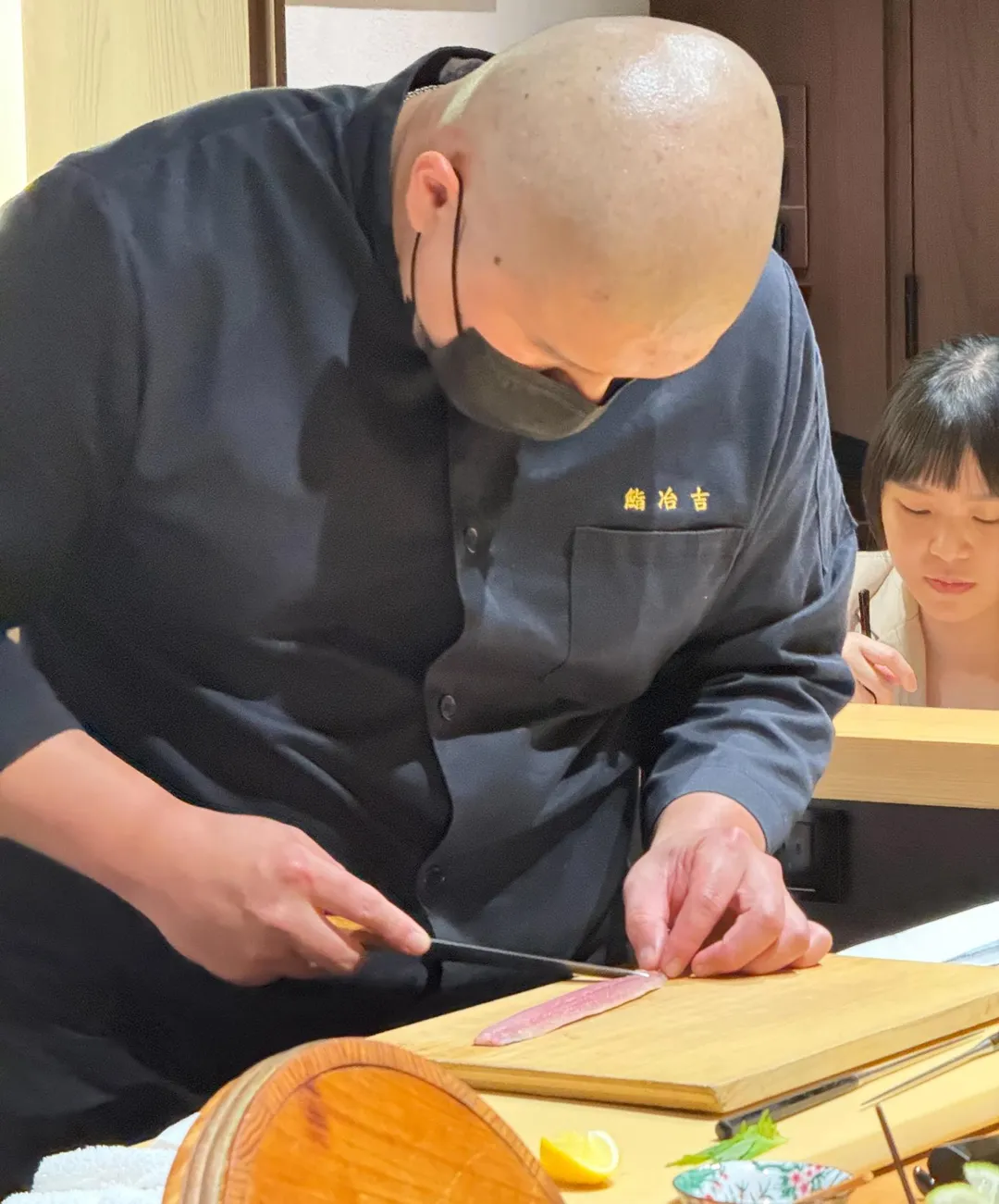 瞥見料理長正精修秋刀魚。（圖／黃宏輝提供）