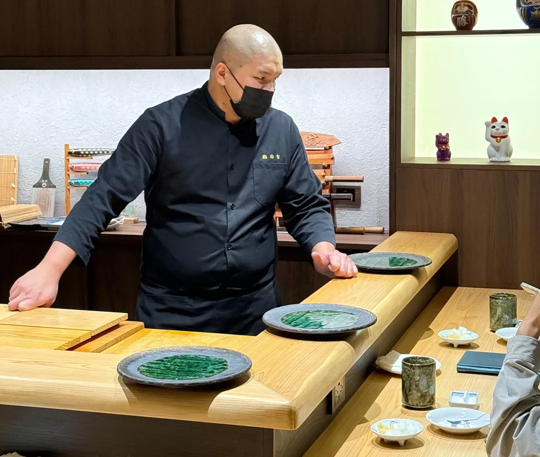 料理長詢問食客細節。（圖／黃宏輝提供）