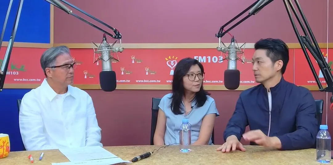 台北市長蔣萬安28日晚間和妻子石舫亘接受主持人王偉忠專訪。(圖/中廣流行網YT)