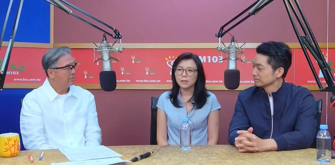 台北市長蔣萬安28日晚間和妻子石舫亘接受主持人王偉忠專訪。（圖／中廣流行網YT）