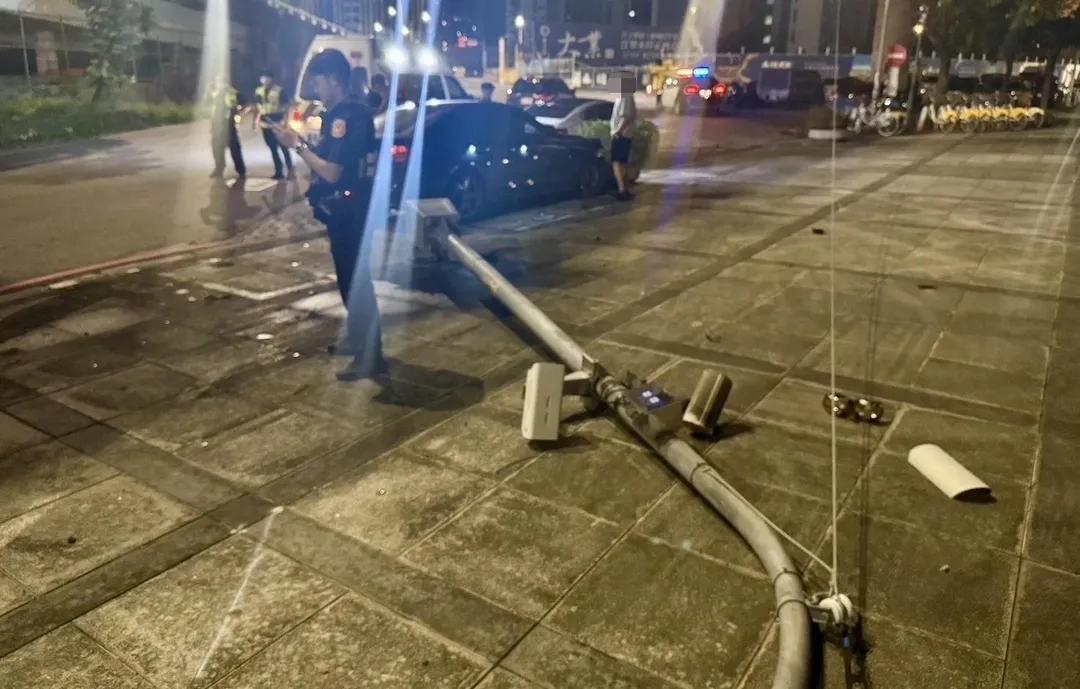 路燈燈桿遭撞斷。（圖／翻攝畫面）