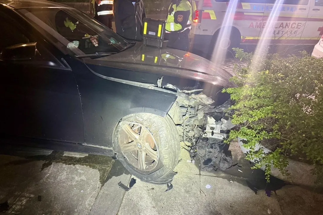 轎車失控衝撞車頭全毀。（圖／翻攝畫面）