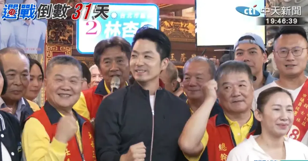 蔣萬安28日晚間參拜天母三玉宮。（圖／中天新聞）