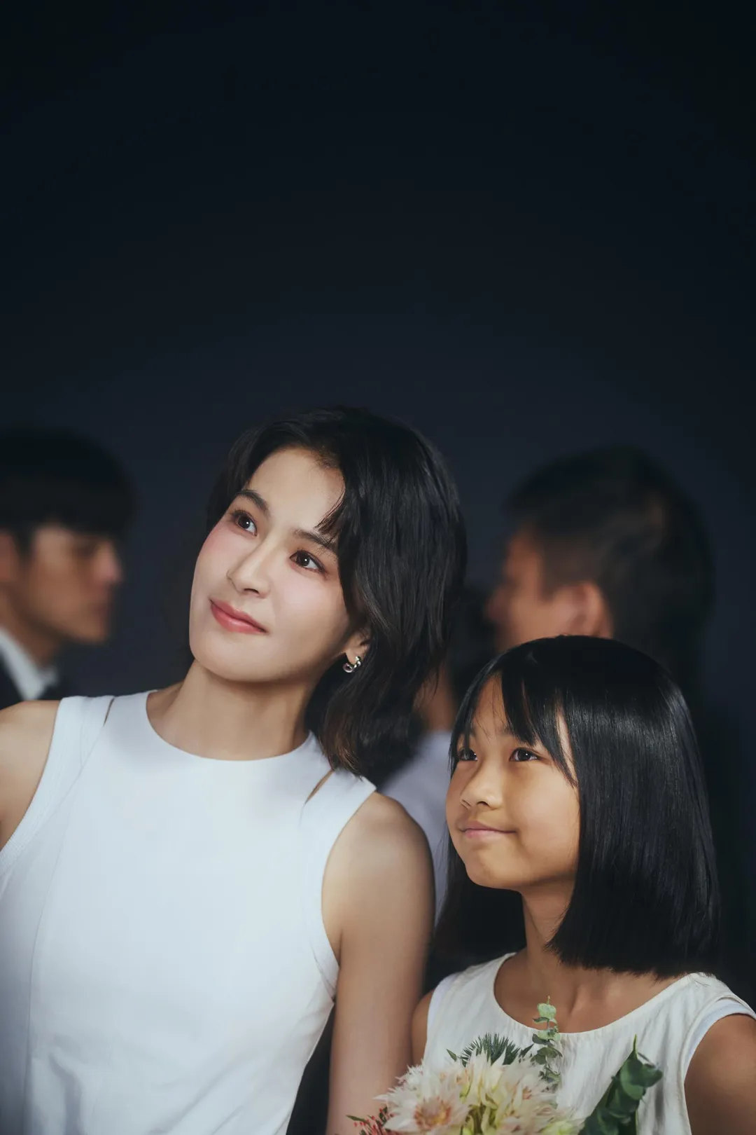 曾沛慈（左）在新歌MV中與9歲小演員飾演的「小時候的自己」相遇。（圖／華研國際 提供）