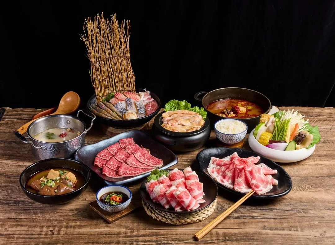 這一小鍋-豪華雙人海陸套餐原價1,380元,特價1,098元。(圖/麗寶提供)