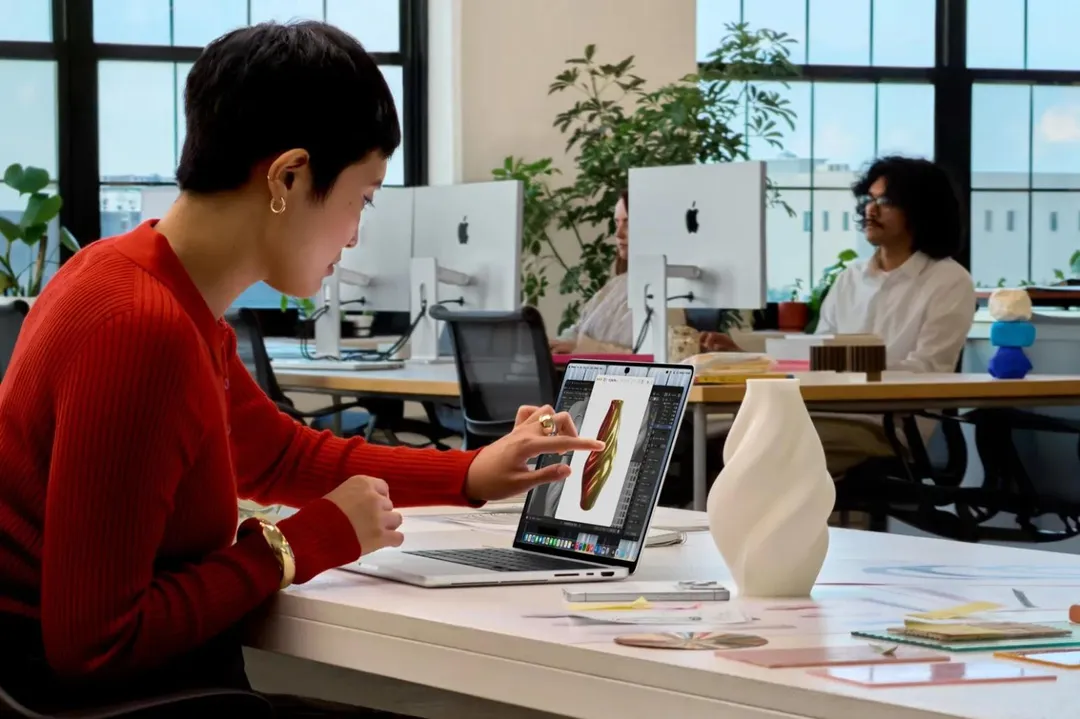 蘋果推出首款搭載觸控螢幕的MacBook Pro，提供14吋與16吋機型。（圖／蘋果官網）