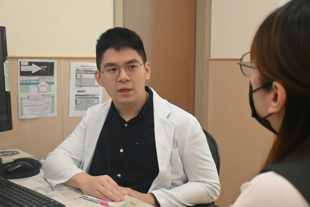 安南醫院神經內科蕭哲輝醫師於門診說明阿茲海默症早期警訊及相關評估方式。（圖／安南醫院）