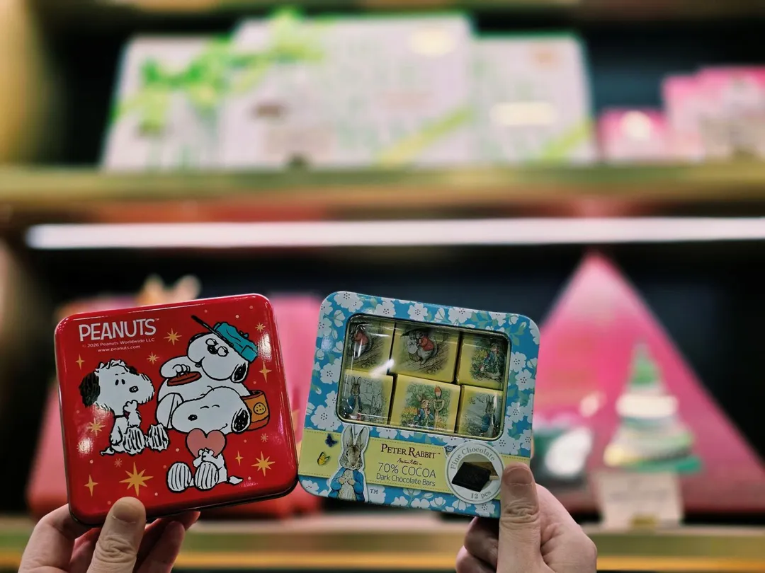 入門送禮推薦來自捷克的「SNOOPY 70%黑巧克力」，4入角色包裝兼具童趣與收藏巧思。（圖／CupiCho丘彼巧提供）