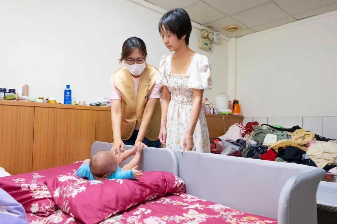 協會除添購水解配方奶粉，並準備奶瓶、奶嘴、尿布和嬰兒衣物，另外添置折疊床護欄、巧拼地墊等，讓寶寶在暫居的房間裡也能睡得安全、爬得安心。（圖／道家人文協會）
