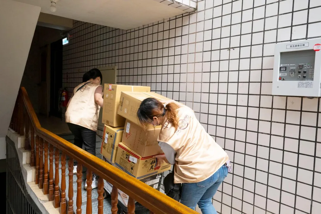 道家人文協會志工組劉美良組長與志工團隊走進桃園市三戶家庭，依實際需求準備電風扇、微波爐、小冰箱等家電。（圖／道家人文協會）