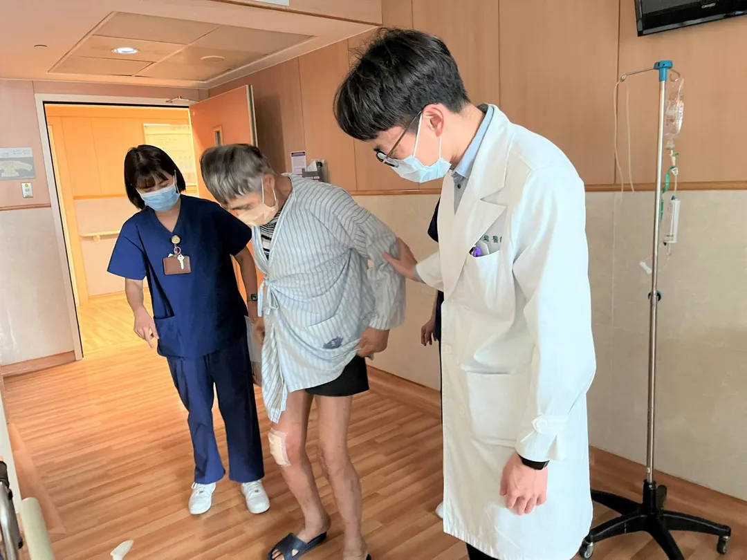 邱先生(中)右膝置換住院，趙子鎔主任(左)查看邱先生行走情形。（圖／台中慈濟醫院）