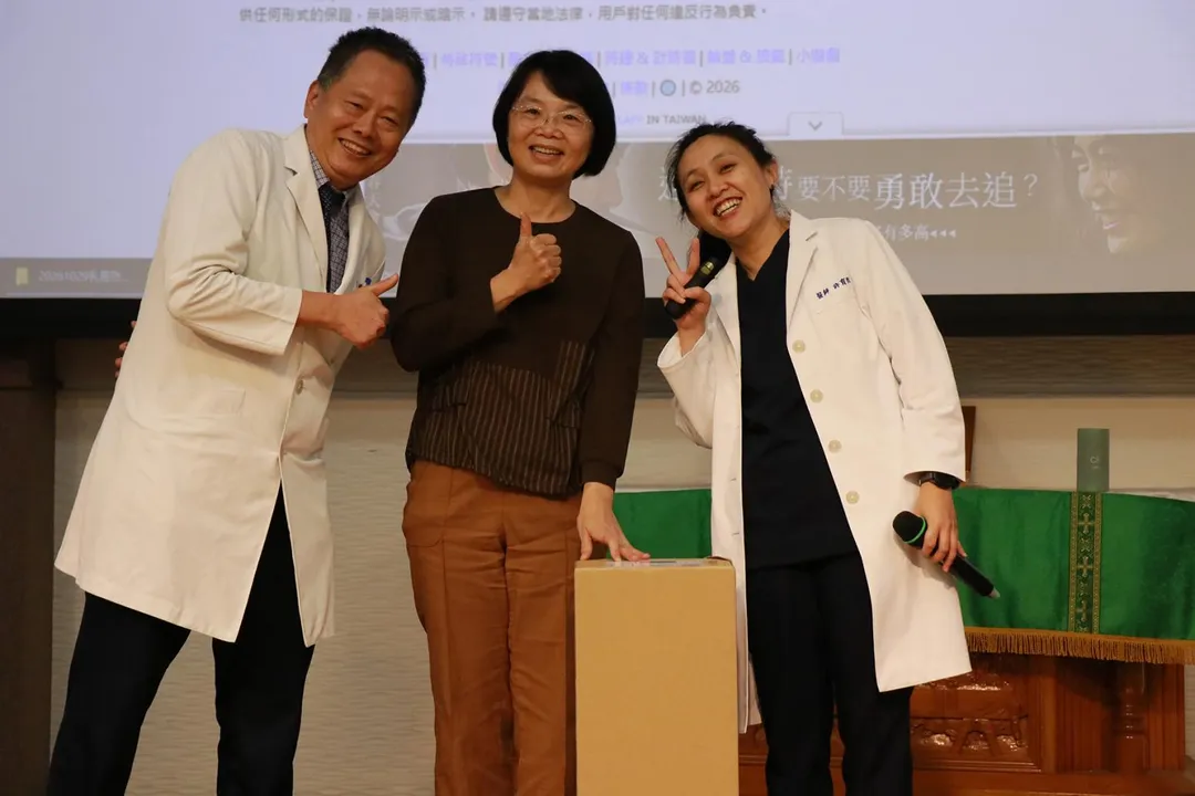 現場抽出院內符合Dyson抽獎資格獲獎者，也提醒12月22日將進行民眾的FB直播抽獎，幸運兒到時別急著掛電話。（圖／嘉義基督教醫院）
