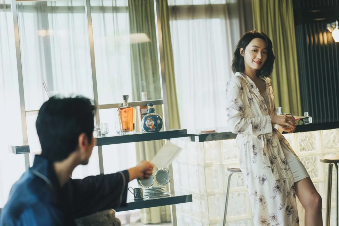 蔡思韵在劇中魅力全開,與李國毅有曖昧互動。(圖/一念電影 提供)