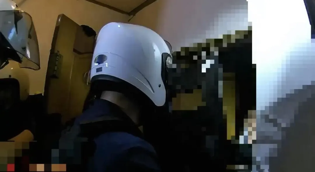 男子持西瓜刀在房內與警方對峙。（圖／翻攝畫面）