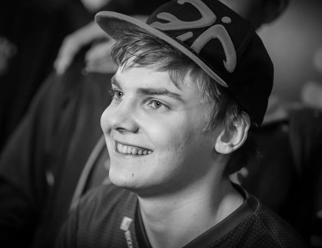 曾效力於歐洲勁旅 Fnatic(FNC)、奪下 2011 年 S1 世界總決賽冠軍的傳奇打野選手 Cyanide(本名 Lauri Happonen)傳出離世消息,得年 31 歲。(圖/Riot Games提供)