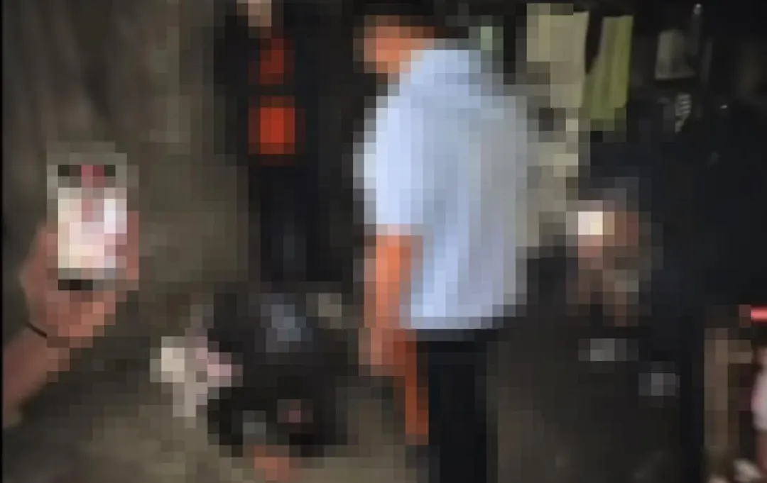 男學生遭強逼下跪磕頭。(圖/翻攝畫面)