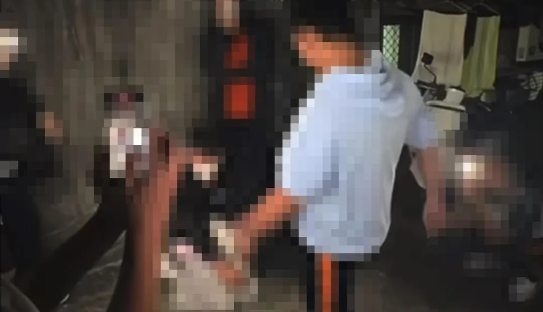 男學生下跪磕頭仍遭狠踹。(圖/翻攝畫面)