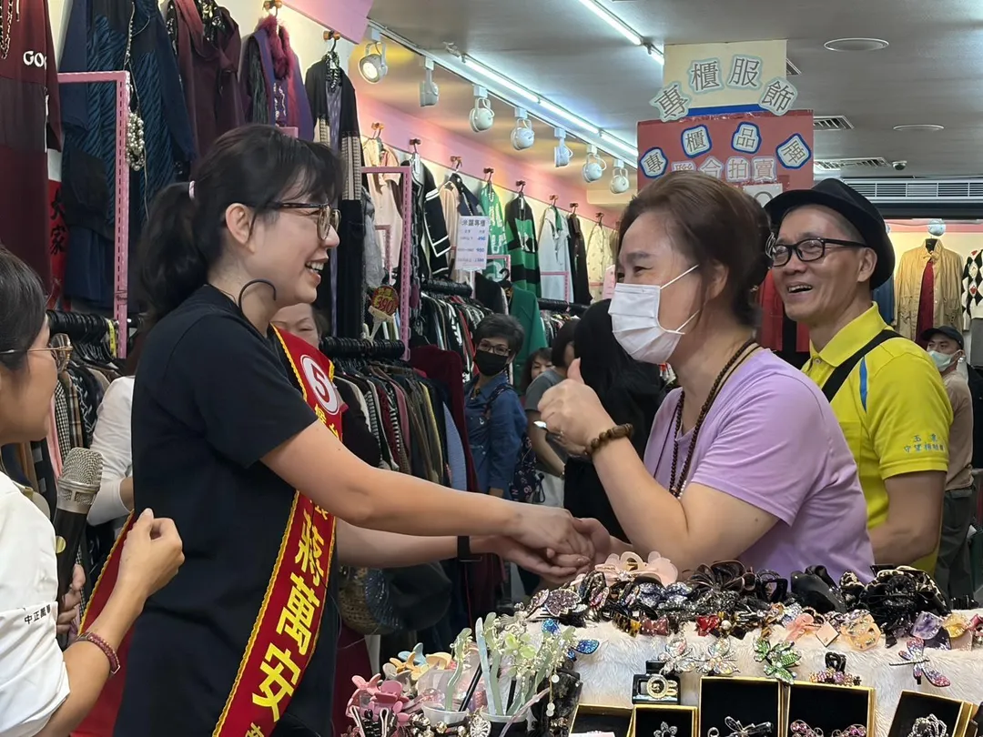 蔣萬安夫人石舫亘29日下午到沅陵街商圈掃街。（圖／蔣萬安競總提供）
