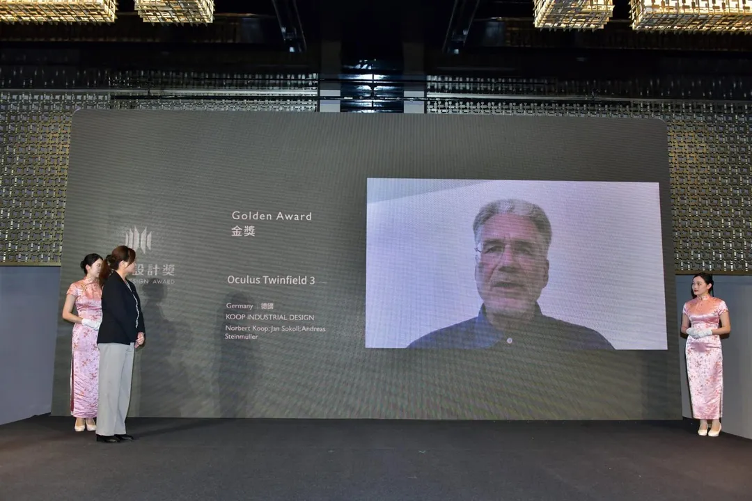 可能是一或多人、電視、講臺和文字的圖像