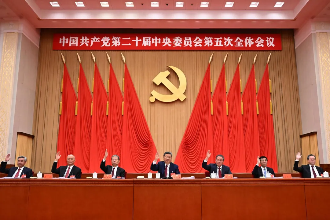 中共中央政治局常委李希、蔡奇、趙樂際、習近平、李強、王滬寧和丁薛祥（從左到右）29日出席中共二十屆五中全會。（圖／美聯社）