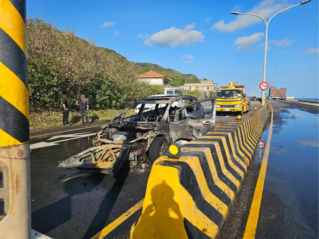 轎車燒到剩骨架。（圖／警方提供）