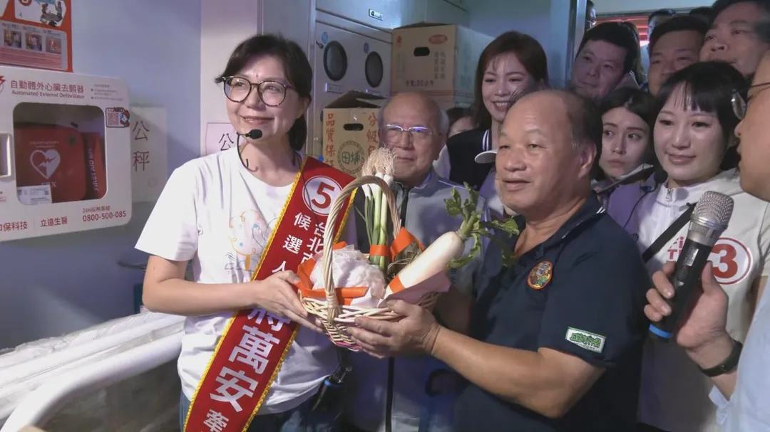 蔣萬安妻子石舫亘前往成功市場拜票。（圖／中天新聞）