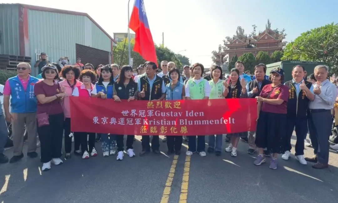前來迎接兩人的在地人士紛紛送上紀念品，順澤宮主任委員魏信顧則送上1萬美金的營養金。（圖／中天新聞）