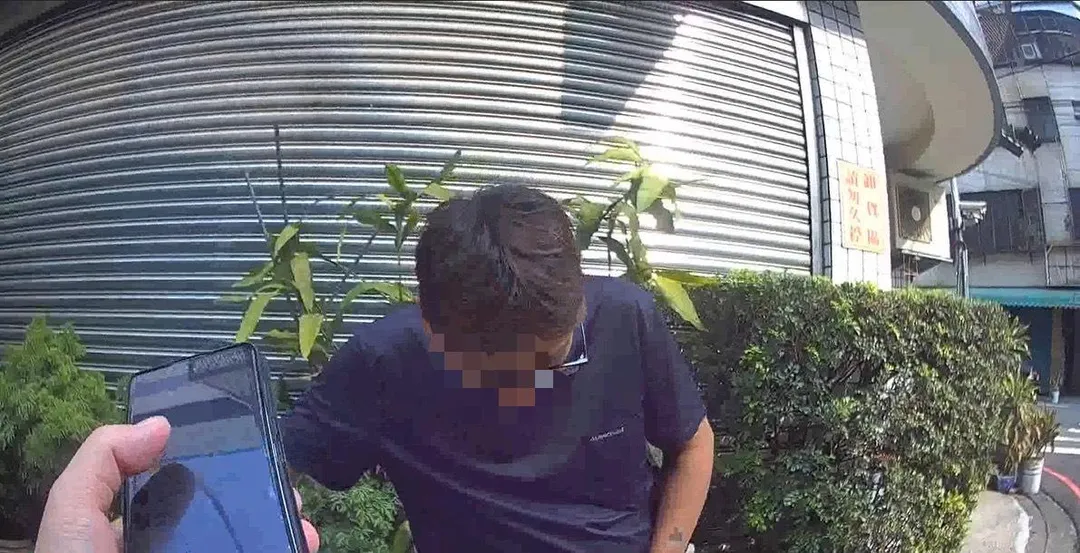 台中市一名 46 歲朱姓男子日前騎機車闖紅燈，遭霧峰分局員警攔查，因過度緊張當場失禁拉滿地。（圖／警方提供）