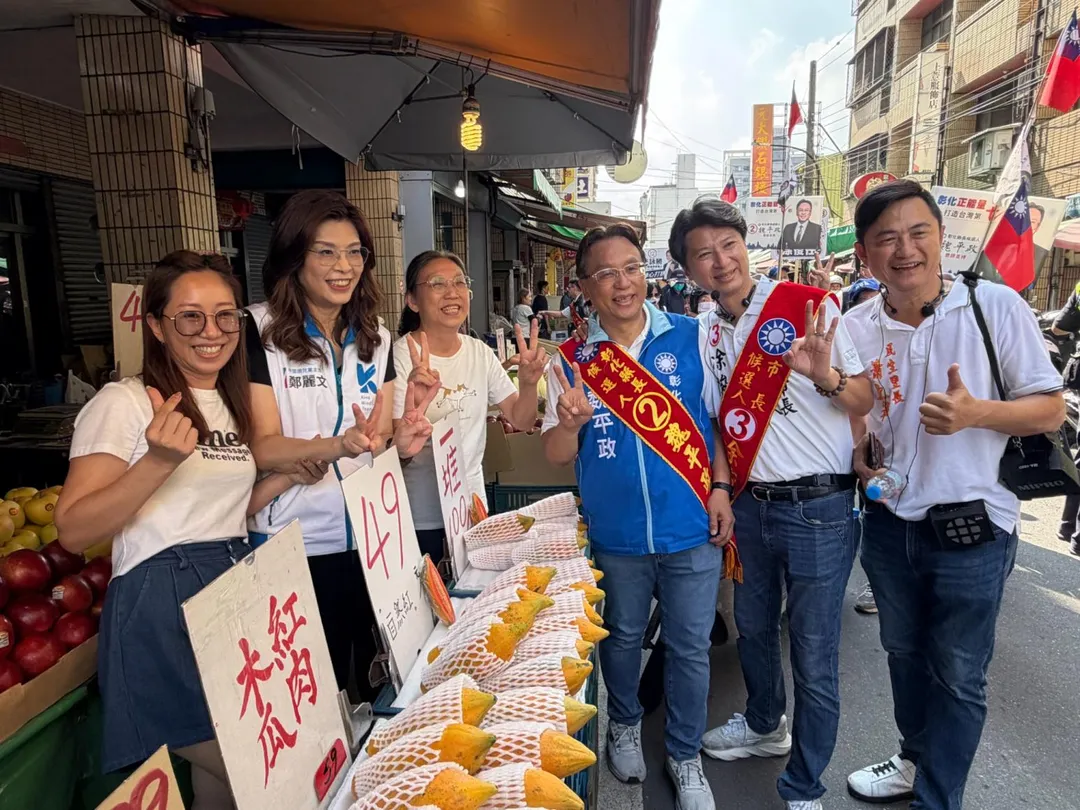 鄭麗文30日陪同魏平政等人到員林市掃街拜票，民眾熱情回應。（圖／魏平政競辦提供）