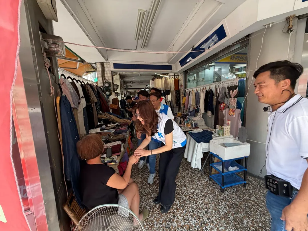 鄭麗文30日陪同魏平政等人到員林市掃街拜票，民眾熱情回應。（圖／魏平政競辦提供）