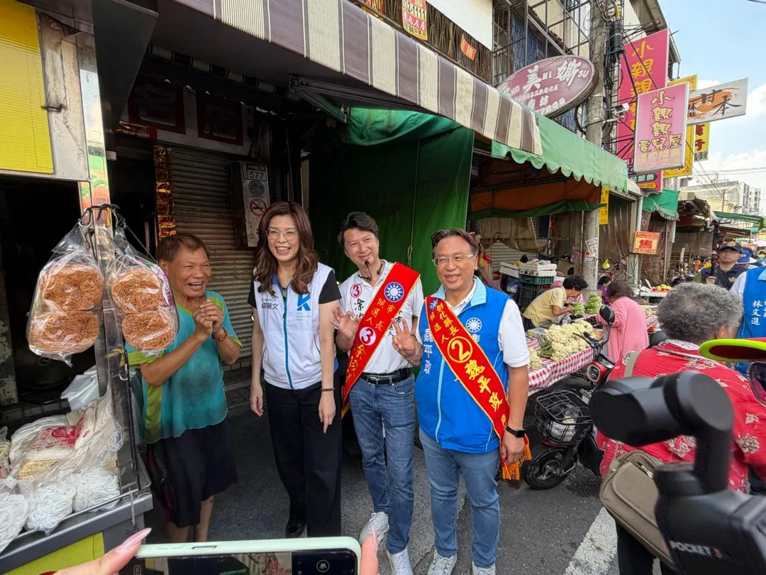 鄭麗文30日陪同魏平政等人到員林市掃街拜票，民眾熱情回應。（圖／魏平政競辦提供）