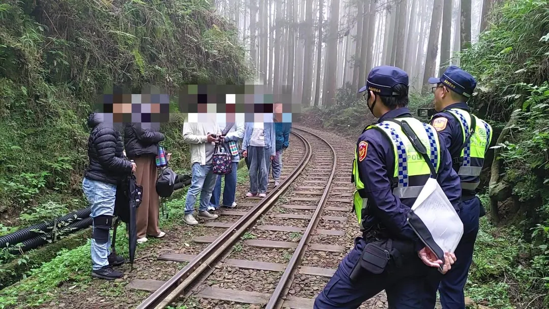 林鐵處會同嘉義縣警察局竹崎分局於林鐵本線約66公里250公尺處發現7名違法行走軌道遊客。（圖／林鐵處提供）