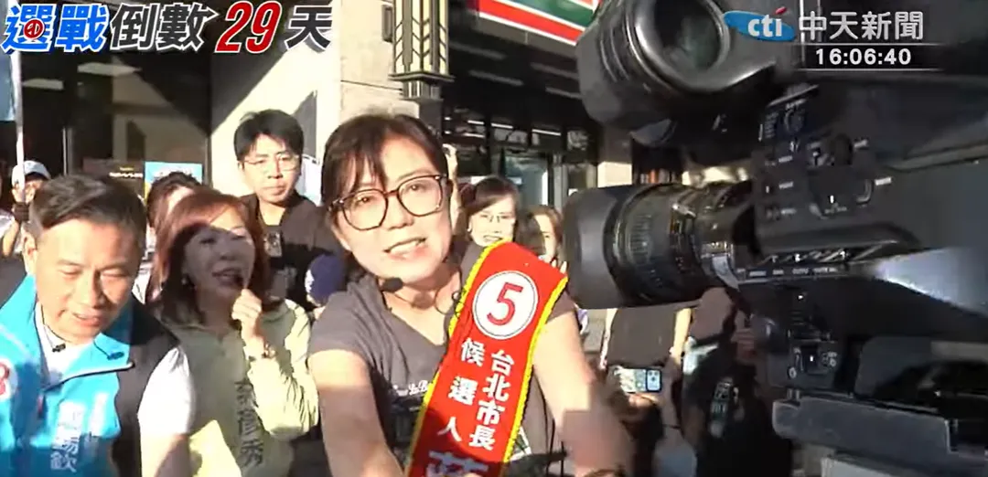 石舫亘與記者握手致意。（圖／中天新聞）