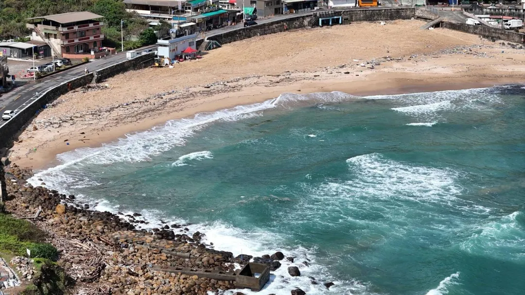 基隆市政府提醒，在水域安全方面，海興游泳池今年度救生服務已結束，大武崙沙灘自11月1日起亦無救生員駐點。（圖／基隆市政府提供）