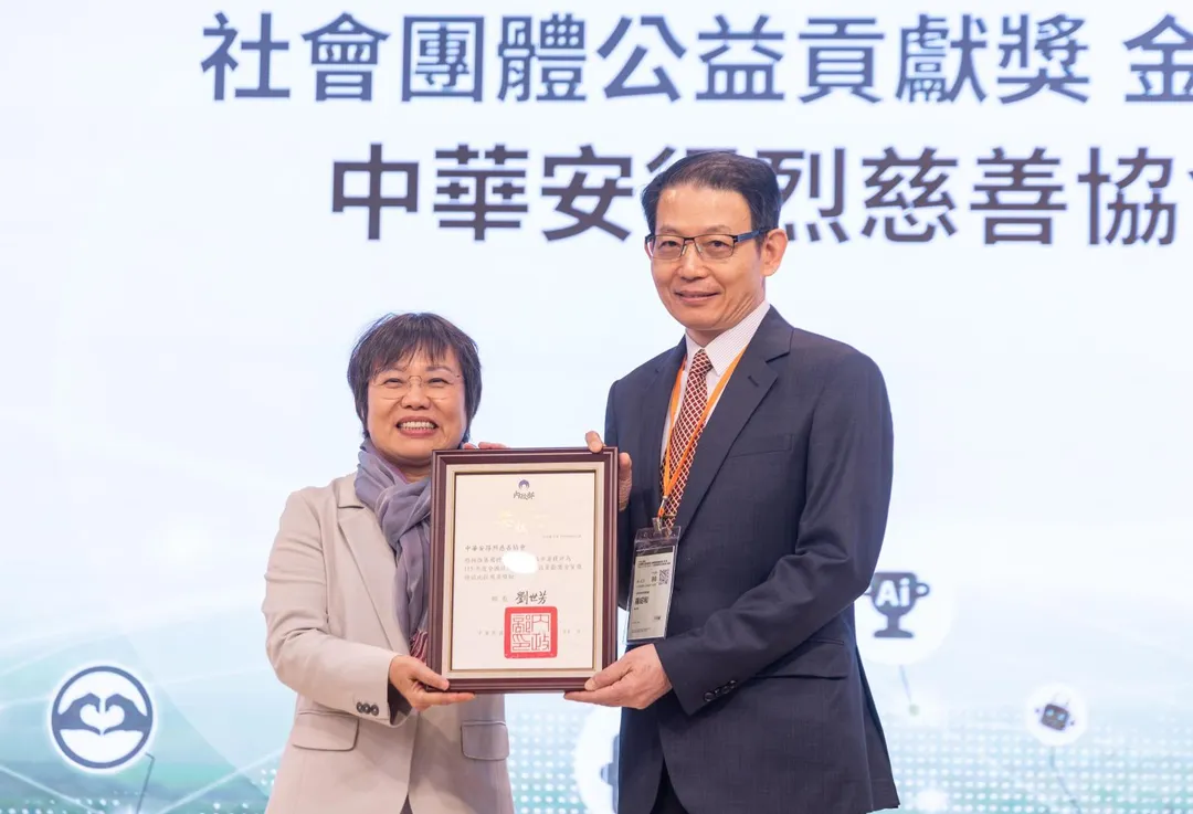 羅紹和代表安得烈協會領取金質獎。(圖/軍聞社)