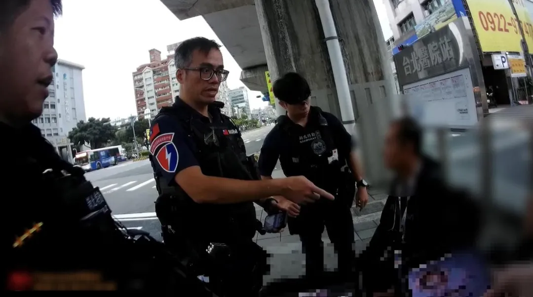 2名越南籍男子等公車遭警方查獲。（圖／翻攝畫面）