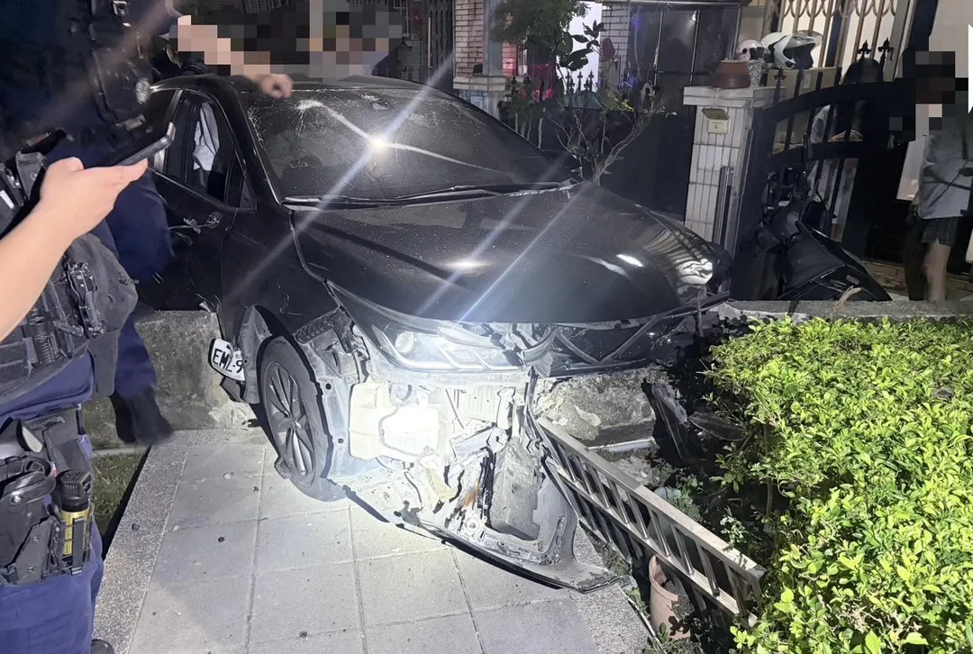 嫌犯最後衝撞花圃才停下。（圖／翻攝畫面）