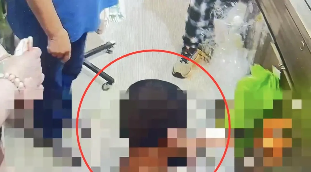 男子在襪子店偷錢被當場抓到。（圖／翻攝畫面）
