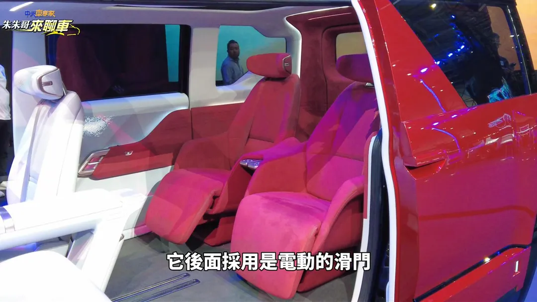 Model A+座艙採紅白雙色獨立座椅配置，並設有電動側滑門（圖／中天車享家朱朱哥來聊車）