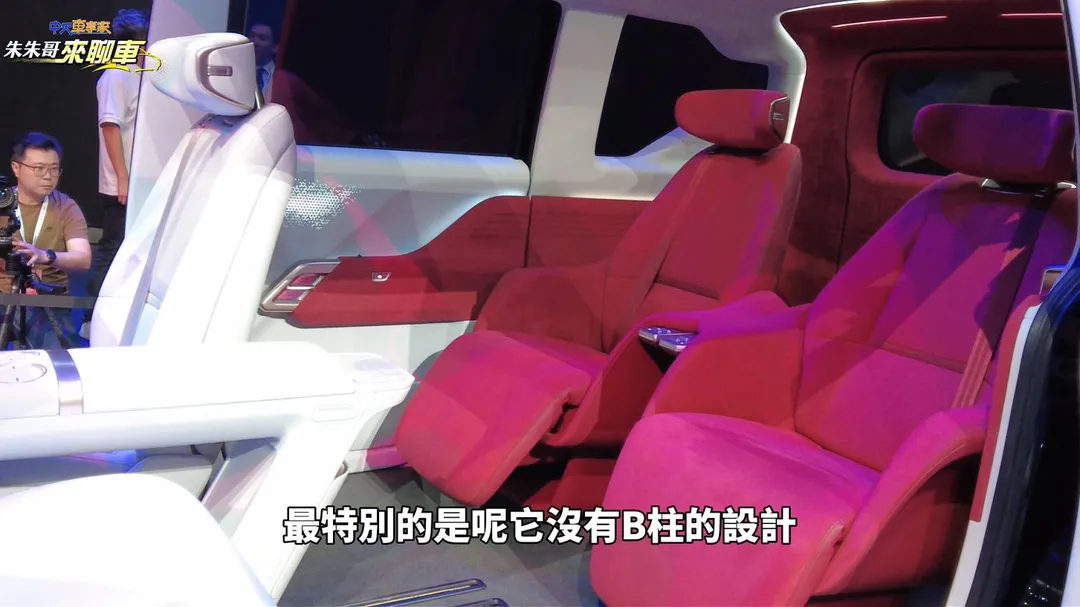 Model A+採無B柱車體概念，前座椅可旋轉一百八十度（圖／中天車享家朱朱哥來聊車）