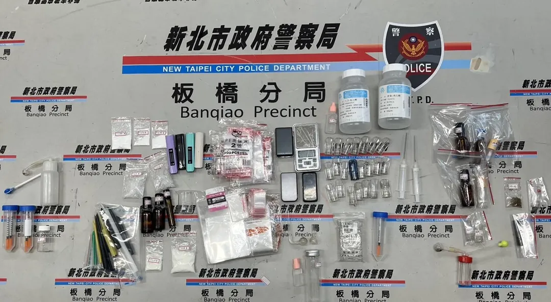 警方在現場查扣大量各式毒品與分裝工具。（圖／翻攝畫面）