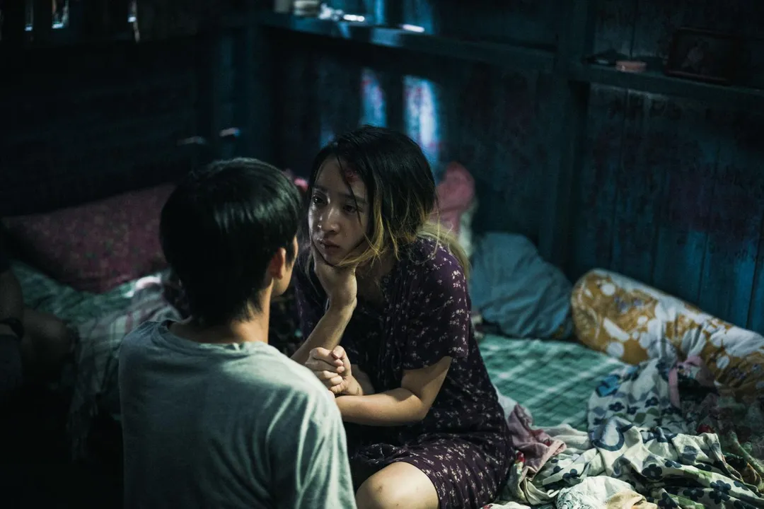 《黑潮》片中李沐被哥哥強逼吃藥，情節令人心疼。（圖／甲上娛樂 提供）