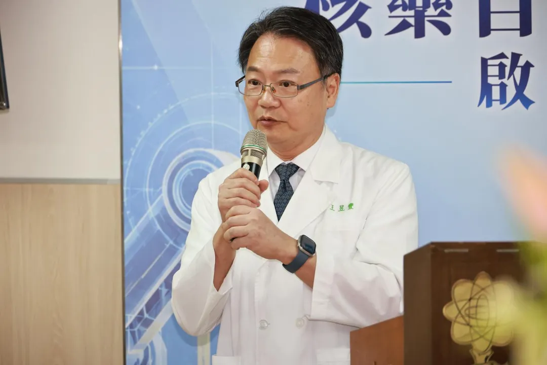 臺北榮總核醫部王昱豐部主任表示，透過機械手臂與運送機器人，可協助分擔藥物分裝、運送及回收等高風險、重複性工作，讓藥師更專注於專業配藥與病人服務。（圖／臺北榮總）
