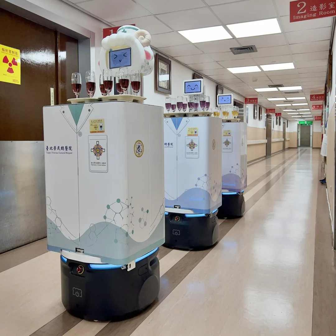 AI核藥自動分裝系統，整合核藥分裝、運送及回收三大作業，透過機械手臂與自動化設備取代高風險、重複性工作，提升作業精準度與效率，同時降低醫療人員輻射暴露風險。（圖／臺北榮總）